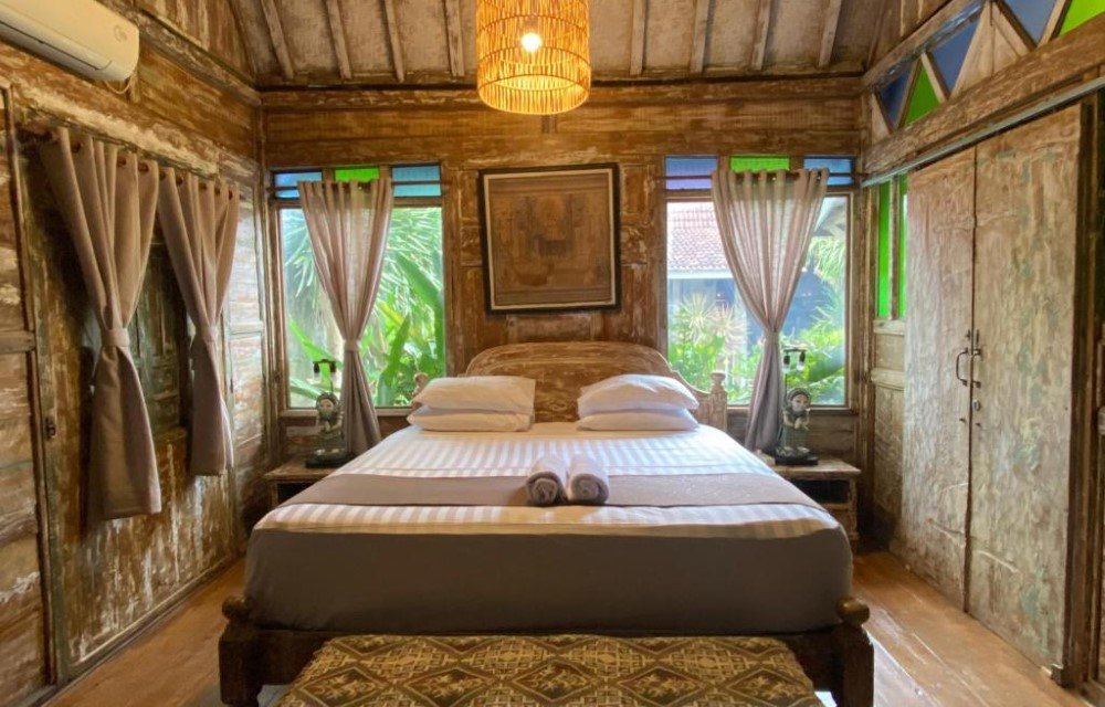 Wooden Cabin in Jimbaran How to Read Hotel Reviews the Right Way Before Booking a Stay in Bali Pictures